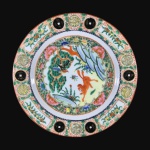 CHINA - Prato de coleção em "Porcelana Oriental", esmaltado e  policromado. Realces pintados à Ouro 22k. Exemplar em excelente estado. Dimensões: 25 cm diâmetro.
