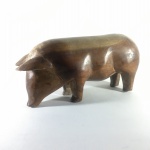 Bela escultura representando "Porco" esculpida em madeira polida. Dimensões: 15 cm x 10 cm x 30 cm / 1580 kg.