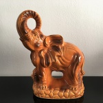 Robusto elefante em porcelana esmaltada. Exemplar de coleção e em excelente estado. Dimensões: 28 cm x 21 cm x 10 cm.