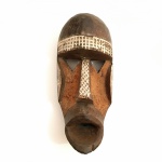 ARTE AFRICANA - Antiga máscara em madeira talhada de etnia desconhecida. Rica em detalhes. Exemplar em excelente estado. Dimensões: 42 cm x 18 cm x 9 cm.