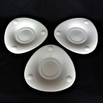 Três pires para chá em fina porcelana oriental. Totalmente branco no formato triangular e bordas arredondas, Exemplar em perfeito estado de conservação. Dimensões: 15 cm diâmetro.