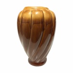 Grande bojo em cerâmica vitrificada ornamentado com frisos de godrões retorcidos. Dimensões: 24 cm altura.