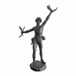 Imponente e robusta escultura em Pet bronze de figura masculina. Detalhes nas folhas de louro nas mãos. Exemplar antigo e em excelente estado. Dimensões: 73 cm x 54 cm x 32 cm / 10 kg.