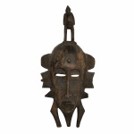 ÁFRICA - COSTA DO MARFIM - Antiga máscara em madeira talhada, da etnia SENEFU, rica em detalhes. Exemplar em excelente estado com pequenas marcas do tempo. Dimensões: 42 cm x 18 cm x 9 cm.