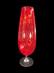 Grandiosa floreira em pasta de vidro no requinte "DOUBLE RED" em forma de taça. Exemplar em excelente estado. Dimensões: 49 cm x 13,5 cm.