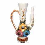 Grandioso vaso em Faiança rematada com belíssimas flores pintadas à mão.  Alça e bico longos  e robustos. Exemplar antigo e em excelente estado de conservação. Dimensões: 40 cm altura x 25 cm largura.