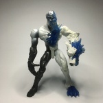 Boneco Elementor Lobo,inimigo do Max Steel.  Modelo articulado em plástico rígido em tons de preto, azul e branco. Dimensões: 30 cm x 20 cm x 10 cm.