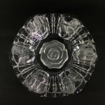 Cinzeiro em Demi Cristal, formato circular, decorado com figuras de Rosas jateadas e detalhes em alto relevo. Exemplar em excelente estado. Dimensões: 17,5 cm x 4 cm.