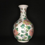 Grandioso vaso bojudo  em porcelana Chinesa ao gosto da Dinastia Qing (1644 - 1911), ricamente esmaltado e decorado com flores e folhagens. Pega da tampa em forma de pinha. Selo de originalidade marcado na base. Exemplar antigo e em excelente estado. Dimensões: 34 cm.