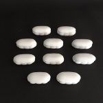 Conjunto com 10 portas comprimidos em porcelana esmaltada na cor branco. Dimensões: 3 cm x 6 cm x 3 cm.