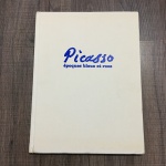 PICASSO - Époques Bleue et Rose - Livro Capa dura publicado em Francês com 96 páginas, contendo textos e fotos coloridas de pinturas e desenhos. Impresso na Itália em 1969. Dimensões: 28 cm x 21,5 cm.
