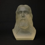 Busto de Jesus Cristo em material sintético com acabamento acetinado. Exemplar em perfeito estado. Dimensões: 12 cm x 8,5 cm x 6,5 cm.
