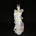 ARTE ORIENTAL - Belíssima  escultura em porcelana esmaltada "Maternidade" ricamente decorada com detelhes policromados e realces pintados à Ouro 22k. Dimensões: 38 cm x 13 cmn x 10 cm.