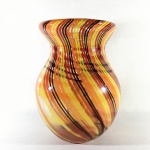 MURANO - Lindo  e robusto vaso em pasta de vidro translúcido decorado com linhas  retorcidas nas cores amarela, laranja, vermelha e preta. Dimensões:  22 cm altura x 16,5 cm diâmetro.