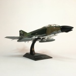 Avião de coleção, modelo McDonnell Douglas F -4D Phantom II USA. Construído em plástico rígido com riquíssimos detalhes. Escala 1:72. Acompanha base, trem de pouso dianteiro e traseiro. Exemplar em perfeito estado acondicionado em embalagem original. Dimensões: 25 cm x 16 cm x 10 cm.