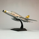 Avião de coleção, modelo North American F -100D Super Sabre USA. Construído em plástico rígido com riquíssimos detalhes. Escala 1:72. Acompanha base, trem de pouso dianteiro e traseiro. Exemplar em perfeito estado acondicionado em embalagem original. Dimensões: 20cm x 17 cm x 11 cm.