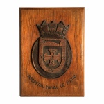 Placa em madeira talhada com detalhes em alto relevo de brasão e inscrição "HOSPITAL NAVAL DE NATAL". Exemplar de coleção e em excelente estado. Dimensões: 24,5 cm x 18 cm.