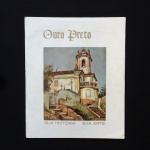 OURO PRETO - Sua história, sua arte - Antigo conjunto com 4 gravuras de casarios e Igrejas de Ouro preto. Acompanha textos com ricas informações distribuídas em 8 páginas. Exemplar acondicionado em pasta original e em excelente estado de conservação. Dimensões: 45 cm x 37 cm.