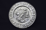 Antigo medalhão em metal cinzelado e repuxado, espessurado à prata, decorado com Cena de colheita de uva em alto relevo. Exemplar em excelente estado. Dimensões: 29  cm.