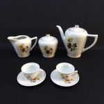 Belo conjunto para Café "Tete à tete" em fina porcelana, anos 70, com belíssima decoração floral e filetes pintados à  Ouro. Manufatura: Rami Jundiaí. Exemplares em excelente estado de conservação. Dimensões: Bule - 15,5 cm x 20,5 cm. Capacidade - 550 ml.Leiteira - 10,5 cm x 14 cm. Capacidade - 250 ml.Açucareiro - 11,5 cm x 10 cm. Capacidade - 200 g.Xícaras - 5 cm x 7,5 cm. Capacidade - 50 ml.Pires - 10,5 cm diâmetro.