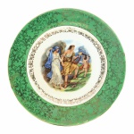 BAVÁRIA - Luxuoso medalhão em fina porcelana ALEMÃ, esmaltada em tom de verde, decorado com cena de casal e querubim . Ricos detalhes pintados à Ouro. Exemplar de coleção e em excelente estado. Dimensões: 26 cm diâmetro.