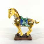 ARTE ORIENTAL - Delicado cavalo em Faiança esmaltada e policromada com ricos detalhes. Exemplar de coleção e em excelente estado. Dimensões: 14,5 cm x 14 cm x 6 cm.