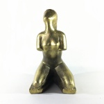 Bela e robusta escultura  " Figura feminina em pose sensual" em bronze maciço. Dimensões: 19 cm x 10 cm x 10 cm / Peso: 1,6 kg.