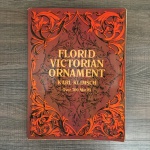 Livro "FLORID VICTORIAN ORNAMENT" com  102 páginas. Mais de 700 ilustrações. Publicado na década de 70. Dimensões: 28,5 cm x 21 cm. 