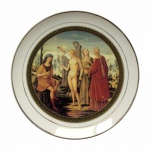 Elegante  prato em fina porcelana esmaltada, decorado com "O JULGAMENTO DE PARIS", episódio da mitologia Grega. O príncipe troiano Páris, sentado, tem na mão a maçã de ouro que entregará à deusa Afrodite (Vênus) por julgá-la a mais bela dentre as três deusas diante dele (Afrodite, Atena (Minerva) e Hera (Juno). Borda e circulo interno filetados à Ouro 24 k. Exemplar de coleção e em perfeito estado de conservação. Dimensões: 26 cm diâmetro.