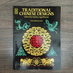 Livro  "TRADITIONAL CHINESE DESIGNS" com 48  páginas. Mais de 200 ilustrações. Publicado na década de 80. Dimensões: 28,5 cm x 21 cm. 