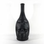 LIMA PERU - Antiga e bela garrafa de coleção na cor preto decorada com busto de guerreiro INCA no bojo. Exemplar em excelente estado. Dimensões: 26 cm altura. / Capacidade para 750 ml.