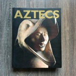 AZTECS - Royal academy of arts  - Suntuoso Livro capa dura dedicado a arte e cultura Azteca, impresso na Espanha, com 520 páginas. Riquíssimas ilustrações à cores. Idioma Inglês. Dimensões: 31 cm x 25 cm.