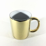 Belíssima caneca em porcelana esmaltada na cor Dourado. Interior na cor branco. Nunca usado. Exemplar em excelente estado. Dimensões: 9,5 cm x 12 cm. Capacidade para 300 ml.