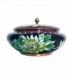 Belo e antigo potiche Oriental  Cloisonné, decorado  Flores silvestres sobre fundo preto. Dimensões: 21 cm diâmetro x 7 cm altura. A técnica cloisonné é de origem bizantina e foi introduzida na China no século XIV. Sobre um objeto fabricado em metal, geralmente em cobre, aplicava-se um conjunto de finos fios dourados formando os contornos dos motivos desejados. Os favos, ou "cloisons", eram depois preenchidos com esmaltes coloridos, fortemente comprimidos e polidos até atingirem o acabamento desejado.