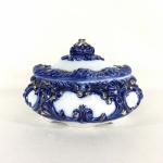 Antigo porta-joias em porcelana esmaltada, ricamente decorada com volutas em alto relevo na cor azul Royal e realces pintados à Ouro. Exemplar em perfeito estado. Dimensões: 12 cm x 19 cm x 12 cm.