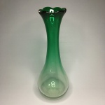 MURANO - Belo vaso em pasta de vidro com parte inferior translúcido e parte superior em tons de verde. Dimensões: 36 cm altura.