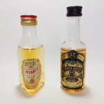 Colecionismo - 2 mini garrafas de 50 ml lacradas Whisky Chivas Regal e Willian Grant´s. Dimensões: 10,5 cm e 10 cm.