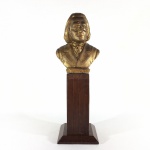 FRANZ LISZT - Busto em metal patinado de dourado sobre coluna em madeira. Dimensões: 28 cm altura. Franz Liszt (1811-1886) foi um músico húngaro. Considerado o maior pianista de sua época, aliou uma sólida cultura musical e um gosto requintado e tornou-se um grande compositor orquestral.