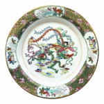 CHINA - Antigo e lindo  prato de coleção em fina porcelana, decorado com imagens de  "CRIANÇAS, DRAGÃO  E FÊNIX", ladeados por Arranjos florais e arabescos. Ricos detalhes pintados à Ouro. Exemplar em excelente estado. Dimensões: 25 cm.