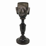 Antigo e belo busto esculpido em Obsidiana Dourada representando "Figura Azteca" sobre base em madeira torneada e envernizada.  Exemplar legítimo da cidade histórica de Teotihuacan, México. Exemplar em excelente estado. Dimensões: 28 cm altura / Base 10 cm diâmetro. Obsidiana é uma rocha ígnea extrusiva constituída quase integralmente por um tipo de vidro vulcânico com 70% ou mais de sílica na sua composição química. Na Mesoamérica, a cidade de Teotihuacan, era detentora de uma grande fonte dessa rocha. Há objetos que datam da Idade da Pedra, como facas, lanças, flechas  máscaras, pequenas estátuas e grandes  esculturas.