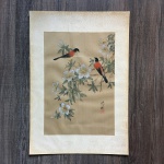 ARTE ORIENTAL - Belíssima e antiga pintura de pássaros e flores em fina seda  fixada em papel estampado. Assinado. Dimensôes: 