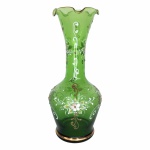 Lindo e antigo vaso Veneziano, na cor verde esmeralda, ornado com flores, volutas e estilizados pintados à Ouro. Borda ondulada e base circular. Exemplar de coleção e em excelente estado. Dimensões: 20 cm.