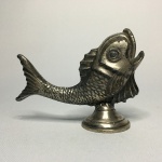 ARTE ORIENTAL - Antigo peixe em metal cinzelado com resquício de banho de prata. Presença de  sinais do tempo. Dimensões: 9 cm x 13 cm x 4,5 cm / 290 g.