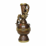 Antigo vaso em cobre de origem Tibetana. Bojo decorado com medalhões e pedras. Gargalo ostentando casal de dragões. Exemplar possivelmente do séc XIX, rico em detalhes. Excelente estado de conservação. Dimensões: 28 cm x 12 cm.