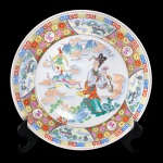 Belo prato Oriental de coleção em porcelana esmaltada, decorado  com cena pitoresca ao centro  e ladeado por galerias  florais e de paisagens  intercaladas. Dimensões: 26 cm.