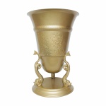 Antigo e lindo Vaso estilo Neo clássico Austríaco, no formato de corneta, em metal  revestido de dourado, rematado com flores incrustadas, apoiado sobre base trípode com hastes na forma de delfins. Exemplar em excelente estado. Dimensões: 26 cm X 17 cm.