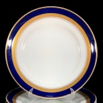 "SCHMIDT - Elegante prato raso em fina porcelana esmaltada, decorada  com faixas azul cobalto e faixas em alto relevo  gravadas à Ouro 22k. Dimensões: 25 cm diâmetro."