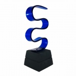 Escultura Contemporânea , abstrata em acrílico na cor azul e base  em madeira na cor preto. Exemplar antigo e em excelente estado. Dimensões: 27 cm altura / Base 10 cm x 10 cm.