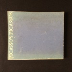 PICASSO'S PICASSOS - An Exhibition from the Musèe Picasso, Paris. Arts Council publicado em 1981, impresso na Inglaterra. 240 páginas com riquíssimas ilustrações. São 453 imagens coloridas e em preto e branco de pinturas, esboços e esculturas. Edição Inglesa. Exemplar em excelente estado. Dimensões: 26,5 cm x 22 cm.