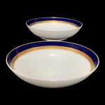 SCHMIDT - Elegante conjunto com 2 bowls  para sobremesa em  porcelana esmaltada, decorada  com faixas azul cobalto e faixas em alto relevo  gravadas à Ouro 22k.Dimensões: 7 cm x 26,5 cm e 6 cm x  25 cm.